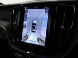 360&deg;ビューカメラは駐車枠や周囲の車両との位置関係が一目瞭然で駐車をサポートしてくれるだけでなく、車両直近の死角を減らして安全性を高める装備。ステアリング切り角に連動した進路予測線も表示されます。