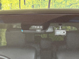【三菱e-Assist】走行中に前方の車両等を認識し、衝突しそうな時は警報とブレーキで衝突回避と被害軽減をアシスト。より安全にドライブをお楽しみいただけます。