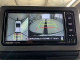 車庫入れの苦手な方にバック時のサポートバックモニター、パノラマモニター付き。※カメラが映し出す範囲は限られています。必ず車両周辺の安全を直接確認してください。