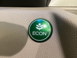 ECON モードをON にするとアクセルペダルの動きに対するエンジンの反応とエアコンの制御を切り換えることで、燃費のいい運転をするドライバーがペダルを踏んだ時と同じようにエンジンを制御します。