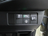 パーキングセンサーや横滑りを防ぐVSA等のスイッチ類は運転席の右側、手の届きやすい位置にあります。