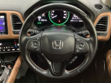 ハンドルにHondaセンシング系のクルーズコントロールやレーンキープアシストなどのスイッチと、オーディオの操作スイッチが装備されています。ハンドルから手を離さず安全に操作できます。