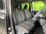 運転席まわりには十分なスペースがあり、大柄な方でもゆったり運転していただける環境です。