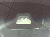 【スマートアシスト】走行中に前方の車両等を認識し、衝突しそうな時は警報とブレーキで衝突回避と被害軽減をアシスト。より安全にドライブをお楽しみいただけます。