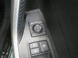 電動格納ミラー! スイッチひとつでミラーを畳めます。