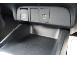 【USBジャック】運転中でもスマートフォン等の充電ができるUSBジャック付き!充電を気にすることなく、ドライブ中の音楽再生や通話等をお楽しみ頂けます!