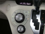 【オートエアコン】車内温度を感知して自動で温度調整をしてくれるのでいつでも快適な車内空間を創り上げます!どの席に座っても快適なドライブが楽しめます♪