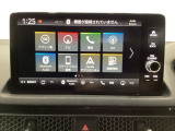 HondaCONNECT対応の便利なナビディスプレー。お持ちのスマートフォンと連携して、ナビやBluetoothでの音楽再生が可能です。デザインはもちろん、操作性も良好です。