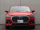 ●一目でAudiとわかる特徴的なシングルフレームグリル・LEDランプ。精悍なフロントマスクからAudiのスマートで上品なブランドを連想させてくれます。女性にも大変ご好評頂いております。