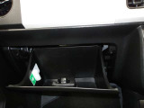 助手席側のインパネにも収納場所確保☆車検証や取扱い説明書を収納できます♪