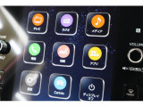 AppleCarPlay/AndroidAutoに対応しスマートフォンにインストールされているアプリを大画面に表示して使用できるほか、音声認識による操作も可能です。