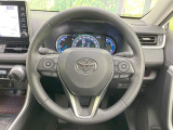 インテリアに合わせたデザインのステアリングは、運転される方のことも考え、運転しやすい形状、大きさです。是非一度、実際に触ってお確かめください。