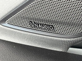 ●Dynaudioサラウンドシステム:ハイエンドオーディオ専門メーカーが手掛ける車専用のプレミアムスピーカーを装備。多数のスピーカーから、音の粒立ちまで分かる高品質な音楽をお楽しみいただけます。
