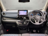 運転席周りになります。内装色はブラックです。