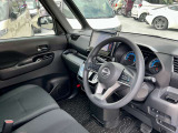 運転席も広々とゆったりしております。アームレストも装備しており快適にドライブしていただけます。