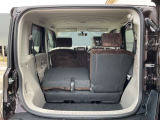 分割可倒式の後席シートは、レバーを引くだけで簡単にたたむことができます!乗車人数やお荷物の量・大きさに合わせてシートアレンジが可能でとっても便利ですよ◎