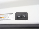 パワーバックゲート付きです。沢山のお荷物を持った時はボタン一つで空けれるのが便利ですね!