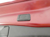 【電動バックドア】・・・スイッチひとつでバックドアを自動開閉できます。操作はスマートキー、室内コントロールスイッチ、バックドアのクローズスイッチで行えます。