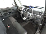 シンプルで使いやすいデザインの運転席です。