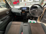 インパネ廻りの写真です。インパネCVTですので、操作がしやすいです。社外ナビ付きですので、ドライブやご旅行にとても便利です。