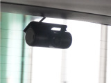 ◆車内カメラ◆前方・後方はもちろん、車内向きのカメラでも記録。左右をワイドに撮ることができ、幅寄せや側面衝突、威圧的なドライバーの危険行為など、クルマ周囲のトラブルもしっかり記録できます。