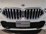 【キドニーグリル】BMWは約90年もの間、ほぼ全ての車両にひと目でBMWだと分かるこの特徴的なフロントグリルが備えられ、デザイン・アイコンとして親しまれてきました。