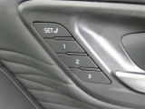 運転席のシートポジションを記憶・再現できるメモリー機能を搭載しています。