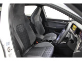 【フロントシート】少し硬めでほど良い大きさのVWのシートは、長時間、長距離運転でも疲れにくい作りになっております。