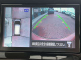 アラウンドビューモニターまるで車を真上から映したような映像で、前後左右の感覚が分かります♪車庫入れや駐車時に大活躍の機能です。