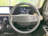 インテリアに合わせたデザインのステアリングは、運転される方のことも考え、運転しやすい形状、大きさです。是非一度、実際に触ってお確かめください。