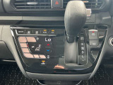 操作のし易いオートエアコンです。気温に合わせて車内を快適に保てます。