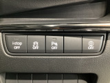 運転席脇のクラスタースイッチ部分にはパーキングセンサー、その他走行系スイッチを集中配置しております。