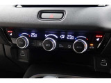 運転席と助手席の温度設定の変更が可能な左右独立タイプのデュアルエアコンです♪♪♪暑がりな人・寒がりな人も誰もが車内を快適にお過ごしいただけます♪♪♪