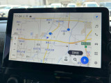 映像の鮮明なフルセグ対応のメモリーナビが装備されています。目的地まで道案内してくれるので初めての場所へのお出かけも安心ですね。