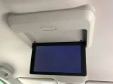 【フリップダウンモニター】大画面モニターで後席でもエンタメをお楽しみいただけます。小さなお子様にも大人気の装備です♪