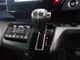 インパネシフトだから視線の移動も少なく足元もスッキリ。運転席もゆったりしているのでゆとりを持ってドライブできますね。
