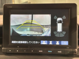 リバースギアに入れるだけで後方の表示へ切り替わります。夜間や雨の日の駐車も楽になりますよ。
