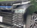 【LEDヘッドライト】悪天候や夜間走行時も良好な視界を確保し安心して運転できる高輝度LEDヘッドライトを装備!点灯速度が早く、消費電力も抑えられています。