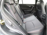 大型ボデイーのお車は『2列目シート』の座面も深めでリラックス!後ろに座られた方もドライブをお楽しみいただけそうですね♪