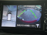アラウンドモニターが運転席にいながら、クルマの前後左右の状況を映し出します。