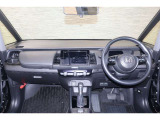 操作性に優れた運転席となります!小物入れや各ボタンの配置にこだわり、使いやすいです!座り心地もよく視認性も良好なのでロングドライブもお任せ下さい!