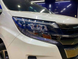 【LEDヘッドランプ】ハロゲンヘッドランプの約2倍の光量でより明るく遠くを照らし、夜間走行時の視認性を高める。さらに長寿命や、省電力も魅力。