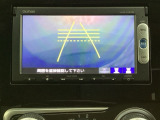 バックでの車庫入れも安心です!リアカメラが付いているバックモニター付のナビを装備しております。操作線もついており距離感も画面から確認できます。