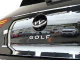 バックカメラ始動時にはVWのエンブレムが動いてカメラがボディの中心位置で映し出します。