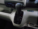 インパネシフトだから視線の移動も少なく足元もスッキリ。運転席もゆったりしているのでゆとりを持ってドライブできますね。