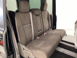 2列目シートは背もたれの角度調節ができるベンチシートになっております。長距離運転になってもゆったりとできるようにアームレストがついてます。