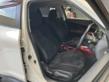 運転席まわりです。運転席からの視界が左右に広く隅々まではっきりと見渡せます!クルマの前端も把握しやすく安心して運転できます!