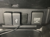 アクセサリーソケットはUSBのアダプターなどをつければ、スマホの充電にも使えます。横にはナビゲーション用の外部入力可能なUSB端子がついており、周辺には物が置けるボックスがついています。