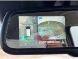 ルームミラーに上から丸見えアラウンドビューモニターが映ります。車のまわりが確認できるのはいいですね。