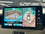 【マルチビューカメラシステム】専用のカメラにより、上から見下ろしたような視点で360度クルマの周囲を確認することができます☆死角部分も確認しやすく、狭い場所での切り返しや駐車もスムーズに行えます。